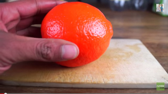 【ライフハック】世界が注目した「たった30秒でオレンジをキレイにむく方法」とはコレだ！ 3カットでクルンとむけちゃう