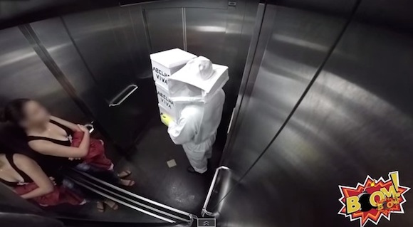 【ドッキリ動画】ハチの入った箱を密室になったエレベーター内で落とすとこうなる