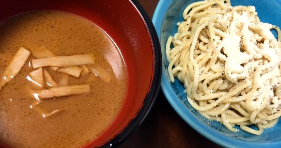 コンビニ冷凍つけ麺アレンジレシピ 粉チーズと黒コショウでガツンとウマい なんちゃって イタリアン風つけ麺 ロケットニュース24