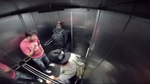 【ウンコ飛散‼︎】エレベーターの中で下痢をぶっかけるという悲惨なドッキリ映像にドン引き