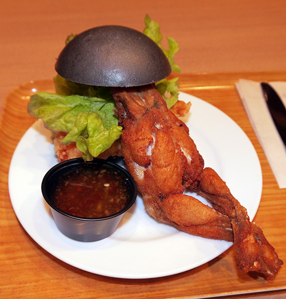 【閲覧注意】横浜で期間限定で提供されている「カエルバーガー」の見た目がヤバすぎる！ でもマジでウマいッ!!
