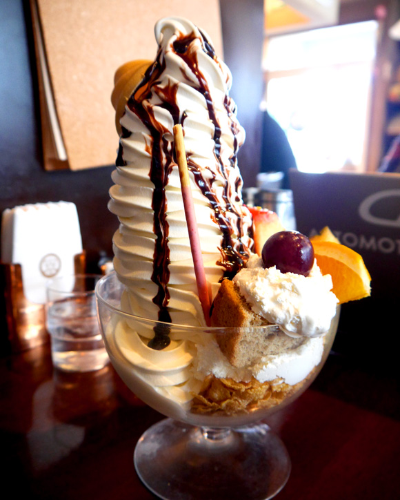 【スイーツ好きにオススメ】北海道・美幌町「時計台」のパフェはコスパ最強！ ソフトクリームてんこ盛りで750円