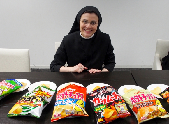【世界一有名な修道女】シスター・クリスティーナに日本のポテチ6種類を食べ比べてもらった / シスター「このポテチがナンバー1」