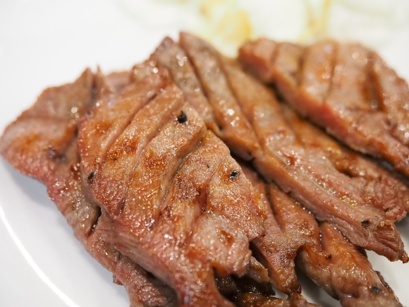 【肉好き必見】プリップリの牛タンをリーズナブルに味わえる！ 色々付いて1300円 / 川崎「杉作」