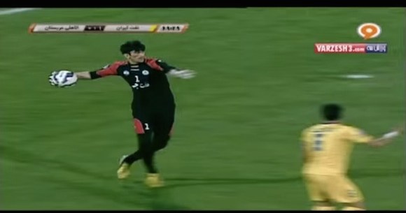 衝撃サッカー動画 明らかに人間の能力を超越 めちゃくちゃ強肩なゴールキーパーがイランにいた ロケットニュース24