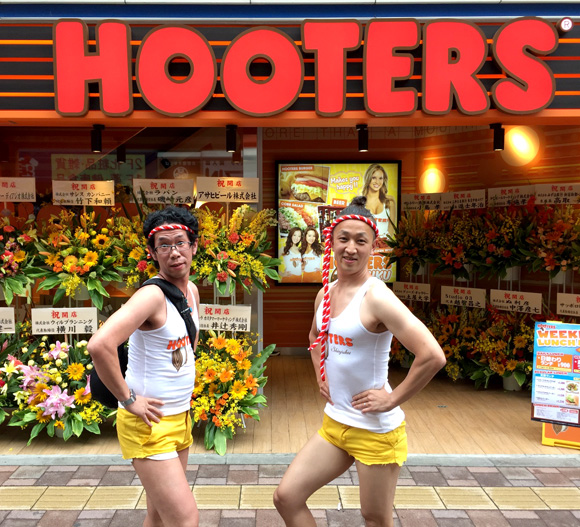 hooters1