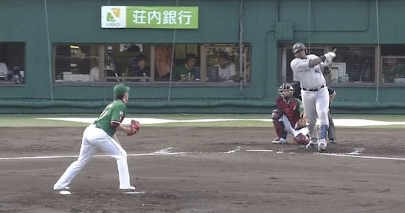 衝撃野球動画 恐るべきパワー オリックスのブランコ選手がバットを真っ二つに折りつつホームラン ロケットニュース24