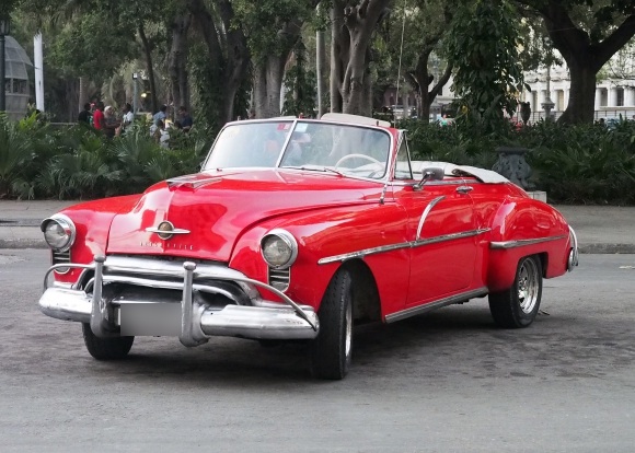 【画像あり】クラシックカー天国！ キューバ国内を走っている車が渋すぎる