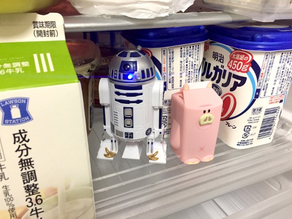 冷蔵庫の中でスターウォーズの『R2-D2』と「豚」を飼いはじめた / 扉を開けると常にパーティー状態で和みまくる