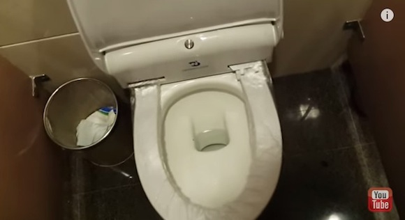 【動画あり】便座がクルクルと回転寿司のように回るトイレがスゴく画期的