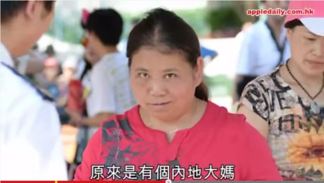 香港ディズニーで “ブラジャー” と “縞模様パンツ” を干す中国オバサンが激写される / なぜか強烈なドヤ顔