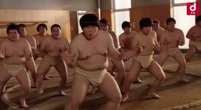 【ヤバすぎ動画】太っちょ男子の群れが踊る「EZ DO DANCE」が無駄にハイクオリティな件