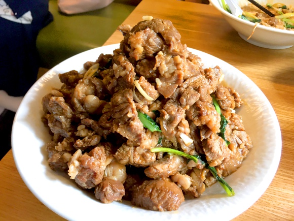 【爆盛り】大阪王将の『絶品厚切り肉盛り炒飯』を「肉20倍増し」で食べてみた