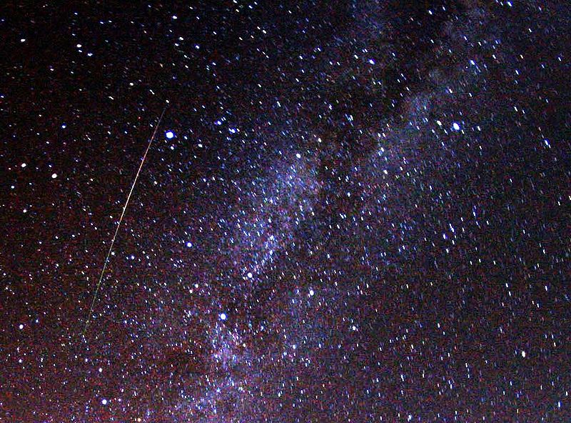 800px-Perseid_meteor_and_Milky_Way_in_2009