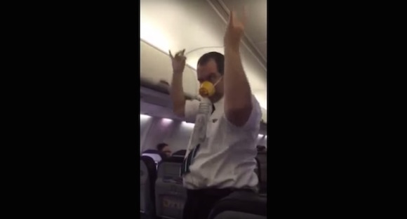 【動画】飛行機の客室乗務員がMr.ビーンのような動きで安全説明 → 乗客はヒイヒイいわされ大爆笑