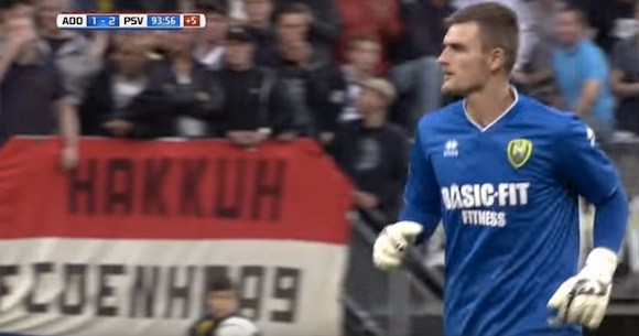 衝撃サッカー動画 ゴールキーパーがぶち込んだワールドクラスの超芸術的シュート ロケットニュース24