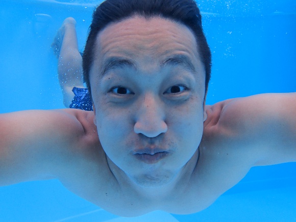 【コスパ良い贅沢】新宿で平日17時から1200円で高級ホテルのプールが使えるぞ！ タオルも付いててセレブ気分を味わえる