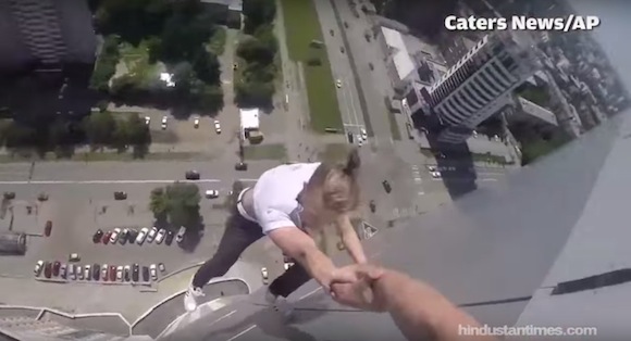 【閲覧注意動画】超高層ビルの上で遊ぶロシアの若者たちが命知らずすぎてヤバい