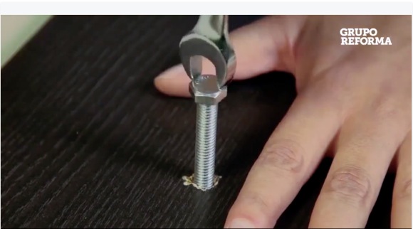 【ライフハック動画】「ボルトを回したいけどサイズ違いの工具しかない！」って時はボルトとナットで “簡易レンチ” を作ればヨシ!!