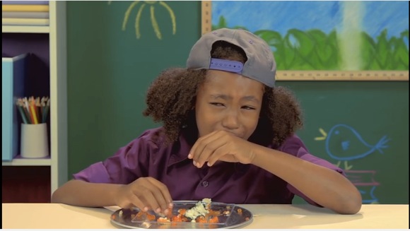 【動画あり】海外の子供たちが “本物の寿司” を食べたらこうなった！「ご飯だけ美味しい」「イクラって目玉？」