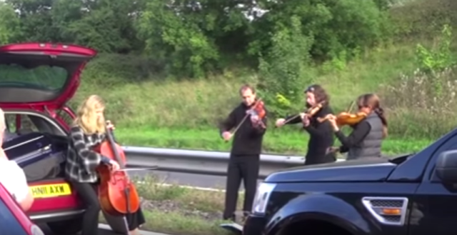 【ステキ動画】音楽の真骨頂！ 渋滞の路上で人々の心を解放する四人組