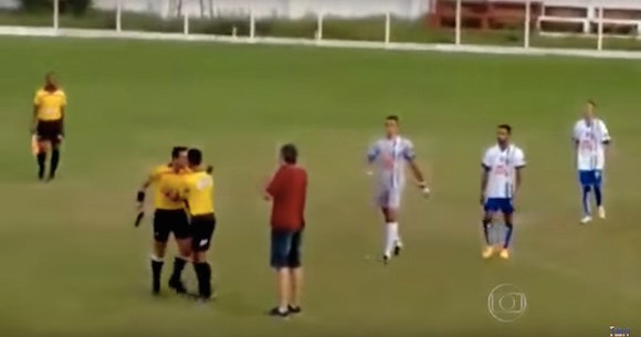 衝撃サッカー動画 前代未聞の大暴挙 ブラジルの試合でブチギレた審判がカードではなく銃を突きつける事件が発生 ロケットニュース24