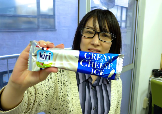 【注目】死ぬほどウマいという『井村屋×kiri クリームチーズアイス』を食べてみた / 中のトロ～リチーズに中毒性!! 井村屋Twitterが恐怖を感じるのも納得