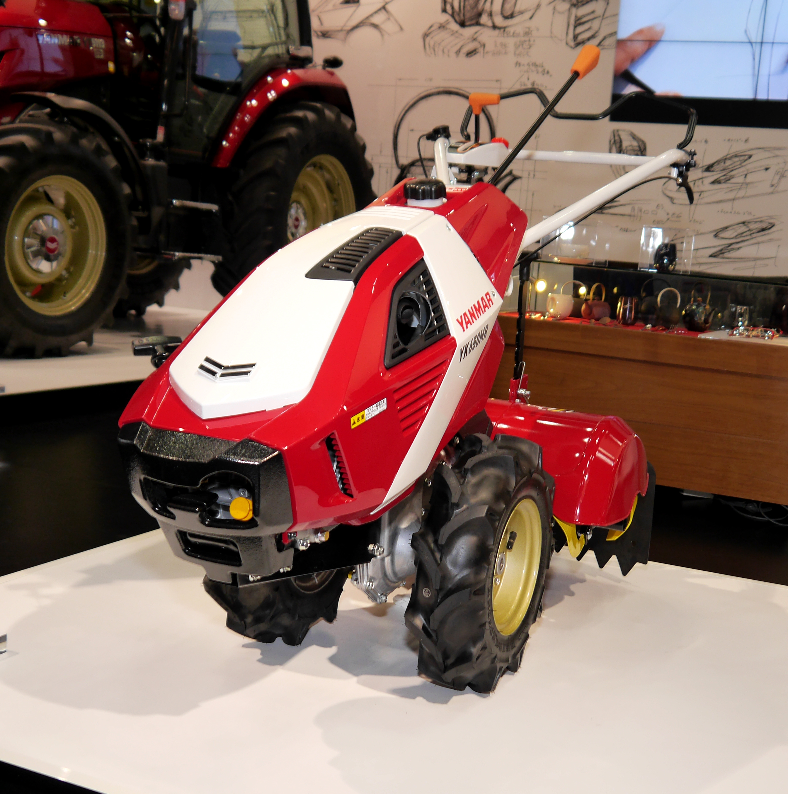 東京モーターショー2015】ヤンマーが出展している最新鋭のトラクターと