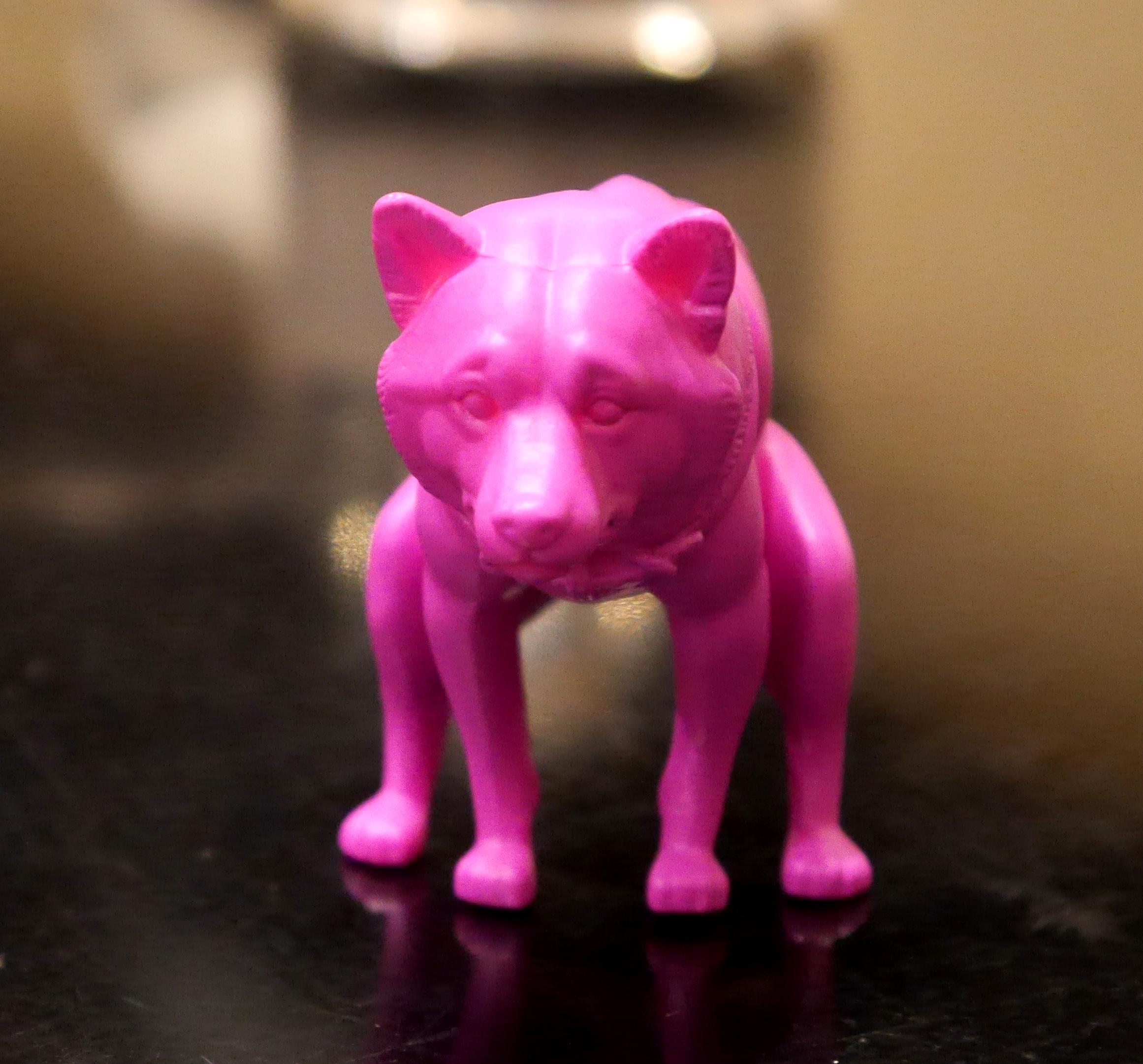 海外でも話題になった「いきむ犬」がガチャで登場！ 手のひらの上で
