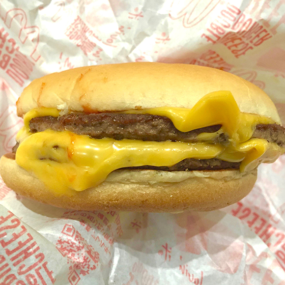 【謎】マクドナルドに聞いてみた！ なぜ「ダブルチーズバーガー1個」の価格が「チーズバーガー2個」よりも高いのか？