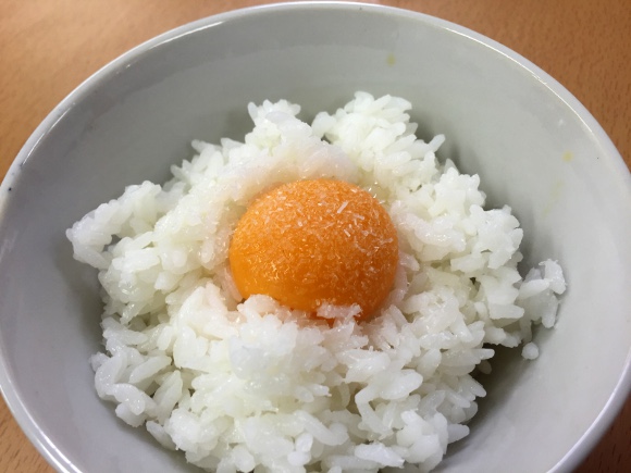 たまごかけごはんの日 ゴマ油 味の素 で食べてみろ 禁断すぎるウマさにしょう油には戻れないぞ ロケットニュース24