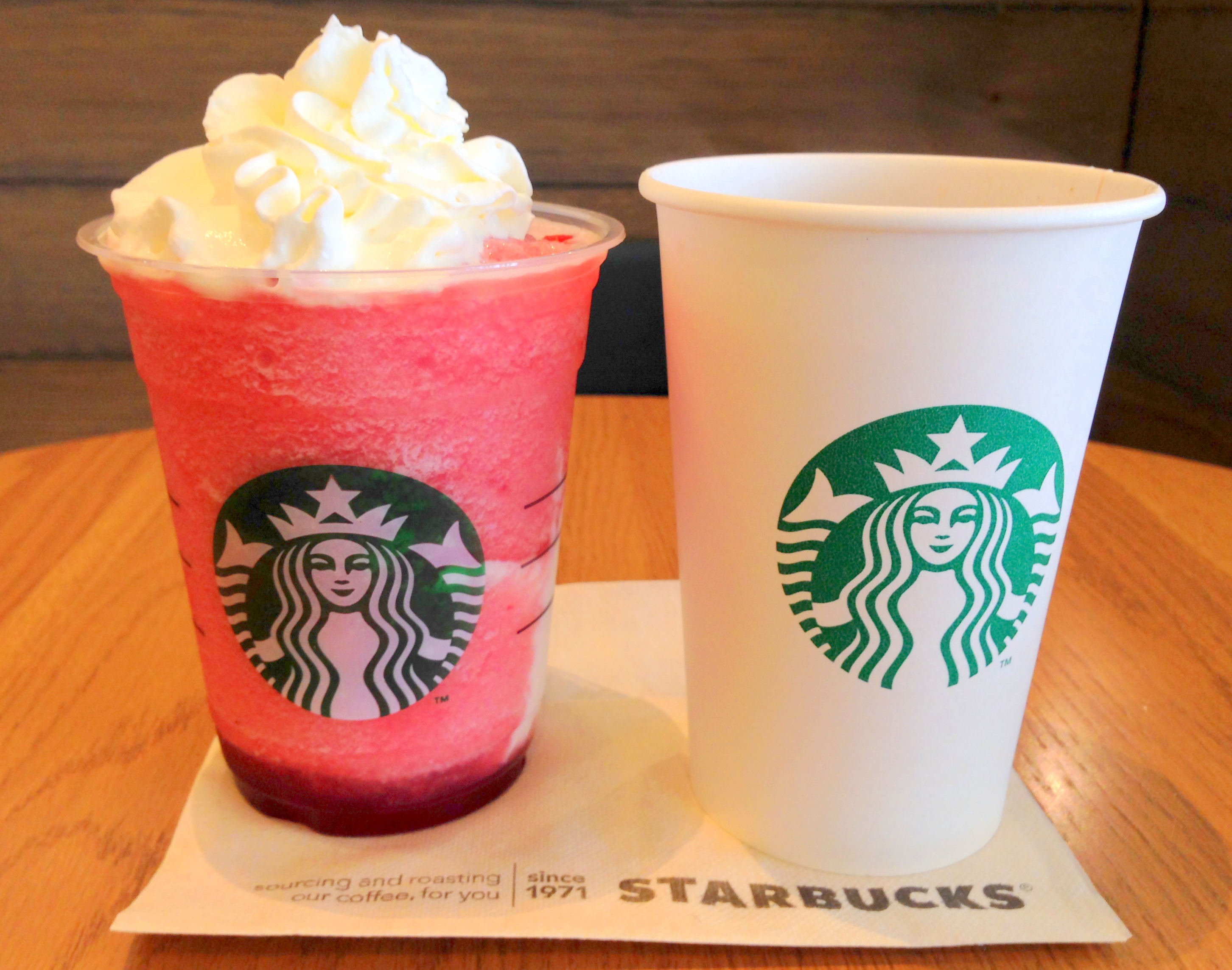 スタバ新作 10月1日発売の フルーツクラッシュ ティー クリームフラペチーノ を飲んでみた 果肉たっぷり 病みつきになる大人女子続出決定 ロケットニュース24