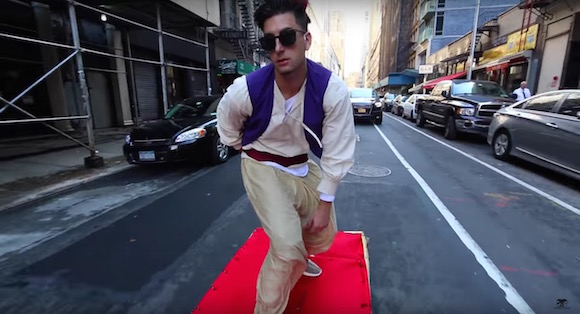 【再生回数600万オーバー】魔法の絨毯に乗ったアラジンがニューヨークを疾走する動画が大ヒット中！