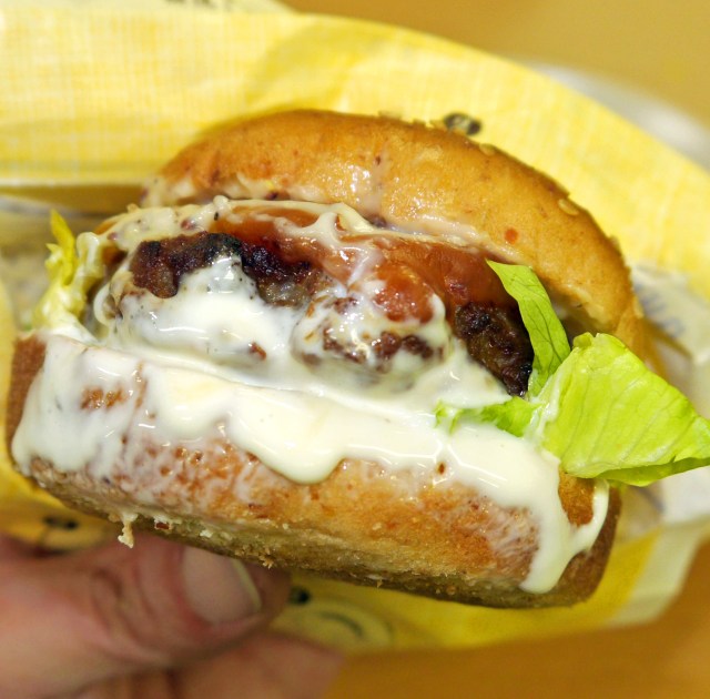 KFCが「焼きチーズハンバーグサンド」を発売開始！ 混沌のバーガー業界に一石を投じるか!?