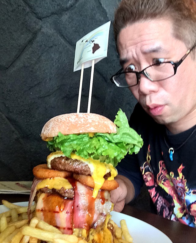【グルメ】肉汁が滝のようにあふれ出る！ 「テディーズビガーバーガー」の巨大バーガーの正しい食べ方がわからない