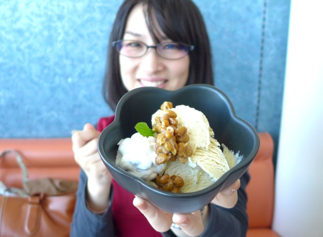 【豆知識】茨城県庁では「納豆パフェ」が食べられる / 食べてみた → キワモノやない！ これは “香ばしいトルコアイス” や!!