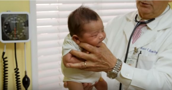 パパママ必見 ベテラン小児科医が伝授 赤ちゃんを一発で泣き止ませる方法 が大注目 再生回数0万回以上の大ヒットに ロケットニュース24