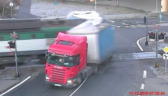 【衝撃映像】踏切で列車がトラックに激突!! トラックが真っ二つになる瞬間を捉えた映像がショッキング！