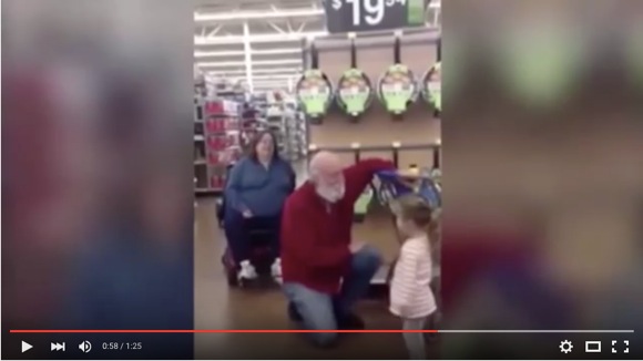 【クリスマス動画】「あ、あなたはサンタさん!?」スーパーで少女が “ヒゲもじゃ” おじいちゃんをサンタクロースと間違えた結果