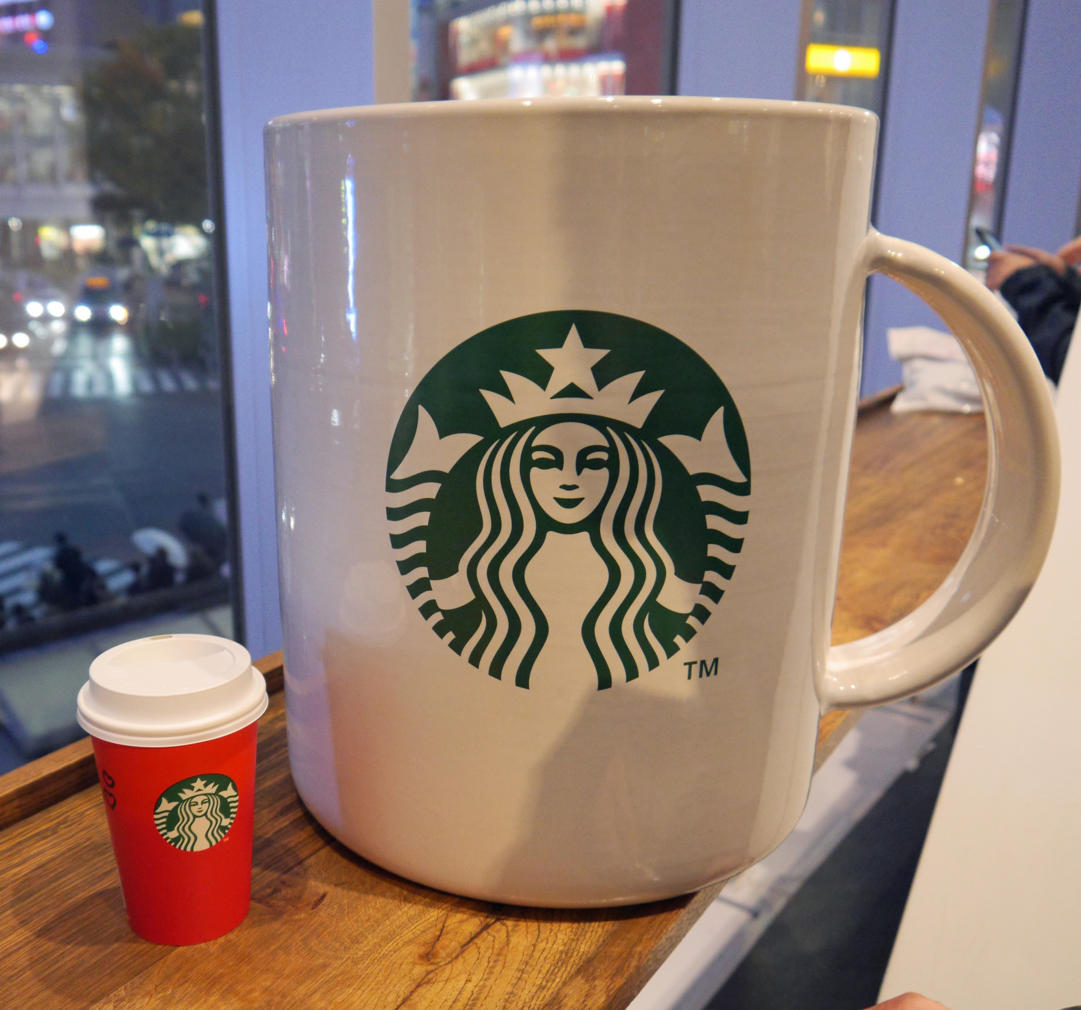 スタバのデカすぎる『ビッグロゴマグ』を持って店舗に行き「コーヒー