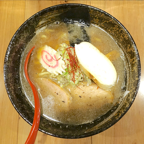 【北海道ラーメン探訪】濃厚煮干しスープと極太縮れ麺がグイグイ食を進ませる！ 札幌「in EZO 本店」