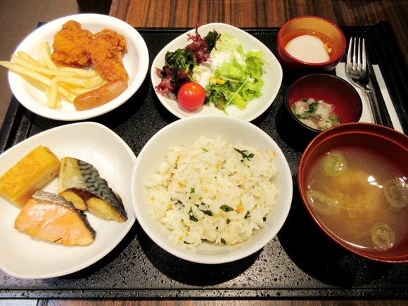 最強ビジネスホテル『ドーミーイン』は東京でもスゴかった / 全国の名物も食べられる朝食ビュッフェが楽園すぎる！ ここはオフィス街のオアシスや!!
