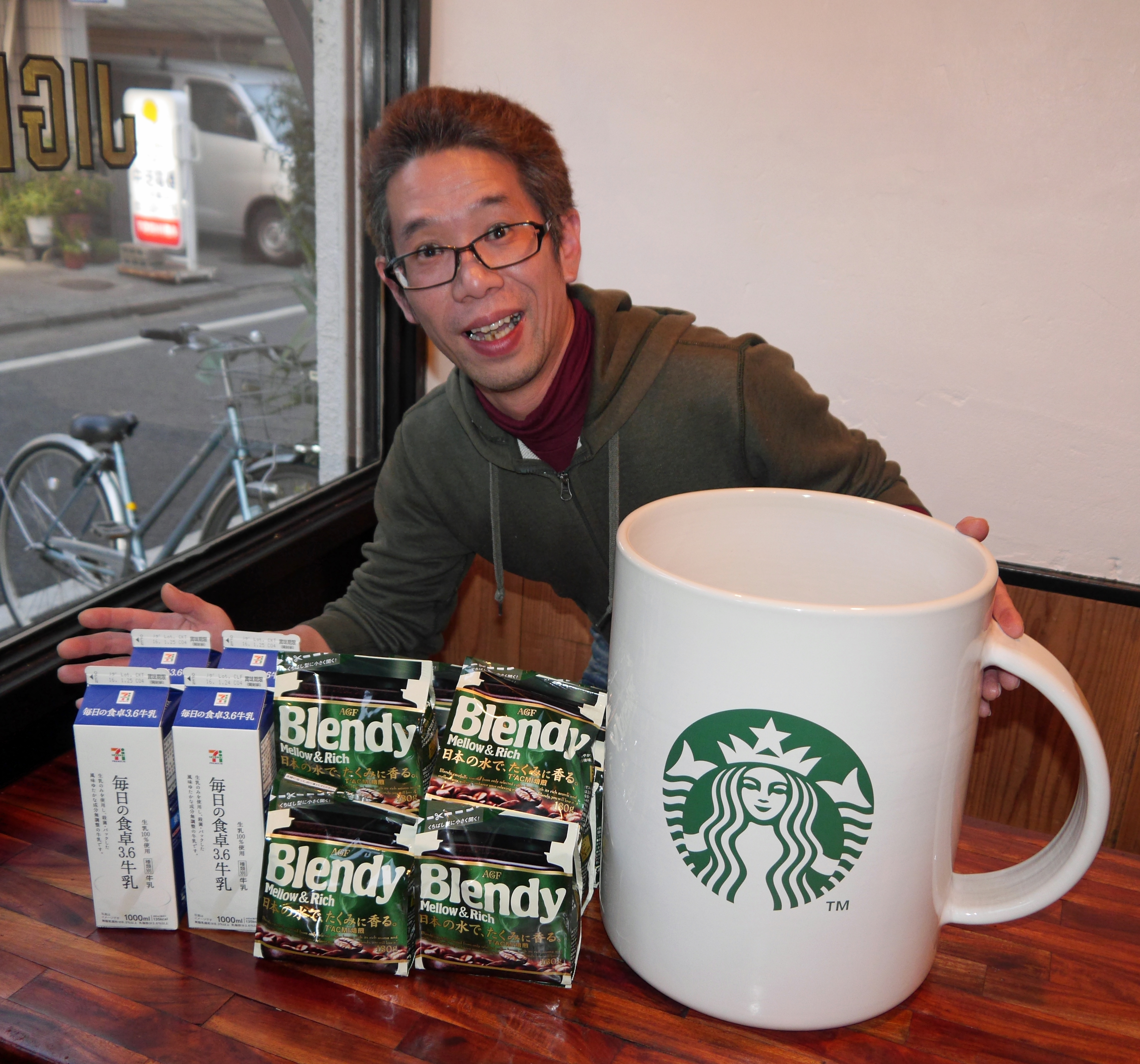 スタバのデカすぎる『ビッグロゴマグ』で巨大マキアートを作ったら想像