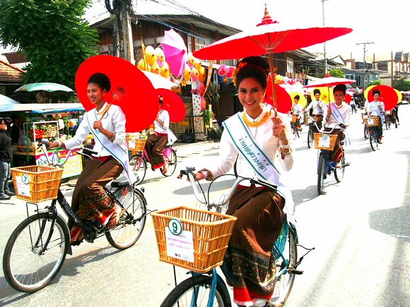 【タイ】古都チェンマイで年に1度開催される『傘祭り』がカラフルすぎる / 傘をさしてママチャリに乗る美女軍団もまばゆい