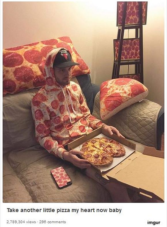 ピザに囲まれすぎだろ！ 服もインテリアも「ぜ～んぶピザ柄」なペパロニ青年がネットで大人気に!!