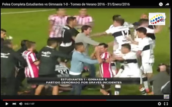 【衝撃サッカー動画】南米怖すぎ！ 親善試合なのに没収試合となる大乱闘がアルゼンチンで勃発