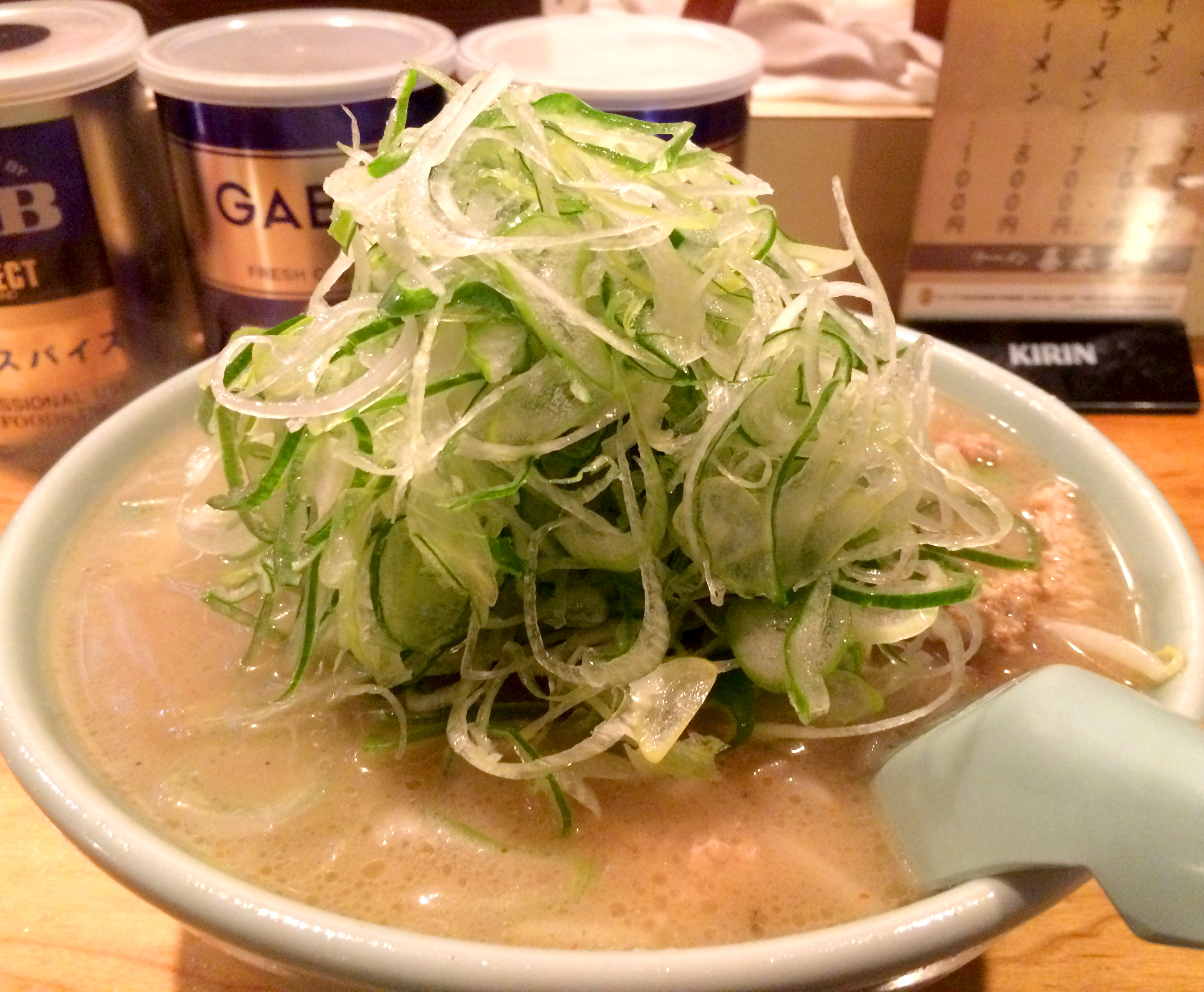 グルメ 山のようなネギが圧巻 心と身体を芯から温める 喜来登 のみそラーメン 北海道 札幌 ロケットニュース24