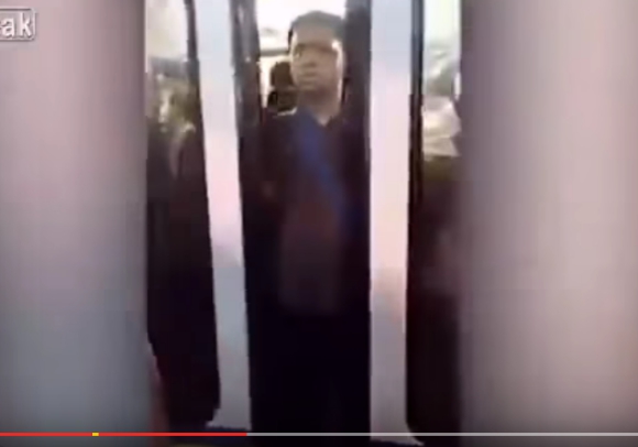 【動画あり】男性の「股間」が電車のドアに挟まれた