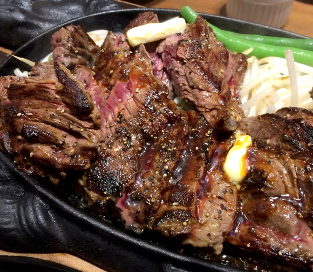 大阪発1ポンドステーキの「タケル」で巨大な馬肉ステーキを食らう！ 東京・秋葉原