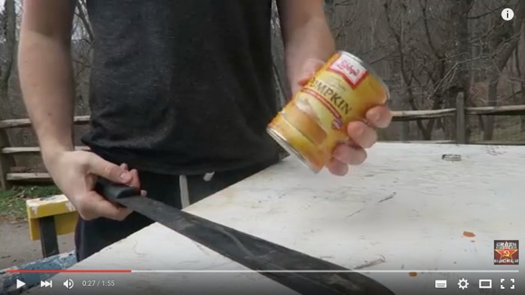 【問題】危険な刀「マチェテ」で安全に缶詰を開ける方法とは？